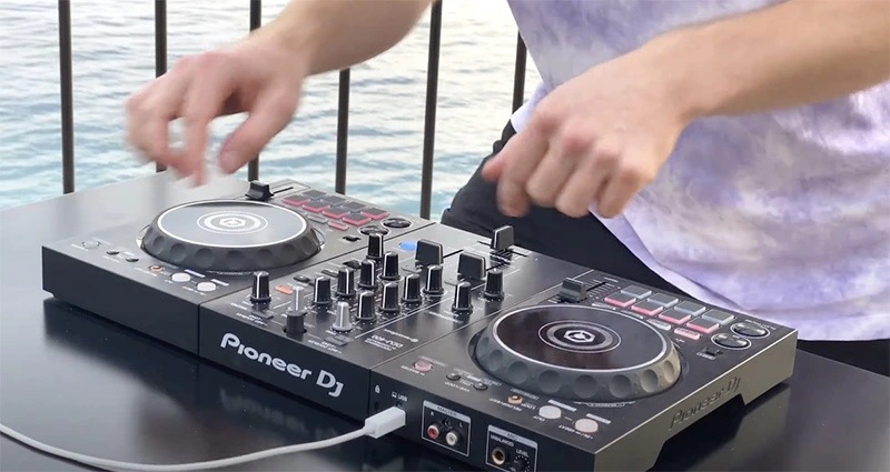 Bàn DJ mini là phiên bản thu nhỏ của bàn DJ chuyên nghiệp, tích hợp đầy đủ tính năng mix nhạc cơ bản trong thiết kế nhỏ gọn.Nhờ giá rẻ, dễ dùng và linh hoạt, bàn DJ mini trở thành lựa chọn hàng đầu cho người mới học hoặc DJ di động.