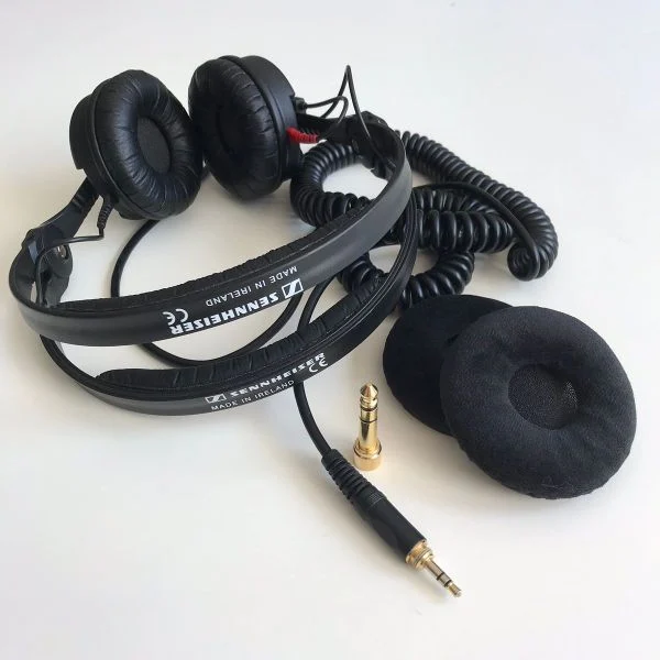 Sennheiser HD 25 Plus có dải tần 16Hz–22kHz, trở kháng 70 Ohm, độ nhạy 120dB, thiết kế on-ear closed-back, cáp tháo rời, trọng lượng chỉ 140g, đi kèm nhiều phụ kiện chuyên dụng.