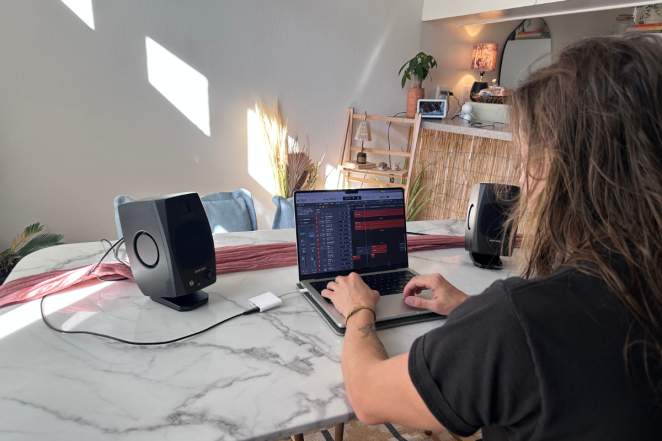 ADAM D3V phù hợp cho nhiều không gian: từ phòng thu cá nhân, studio tại nhà đến nghe nhạc chất lượng cao. Thiết kế nhỏ gọn giúp dễ dàng bố trí và tối ưu âm thanh gần.