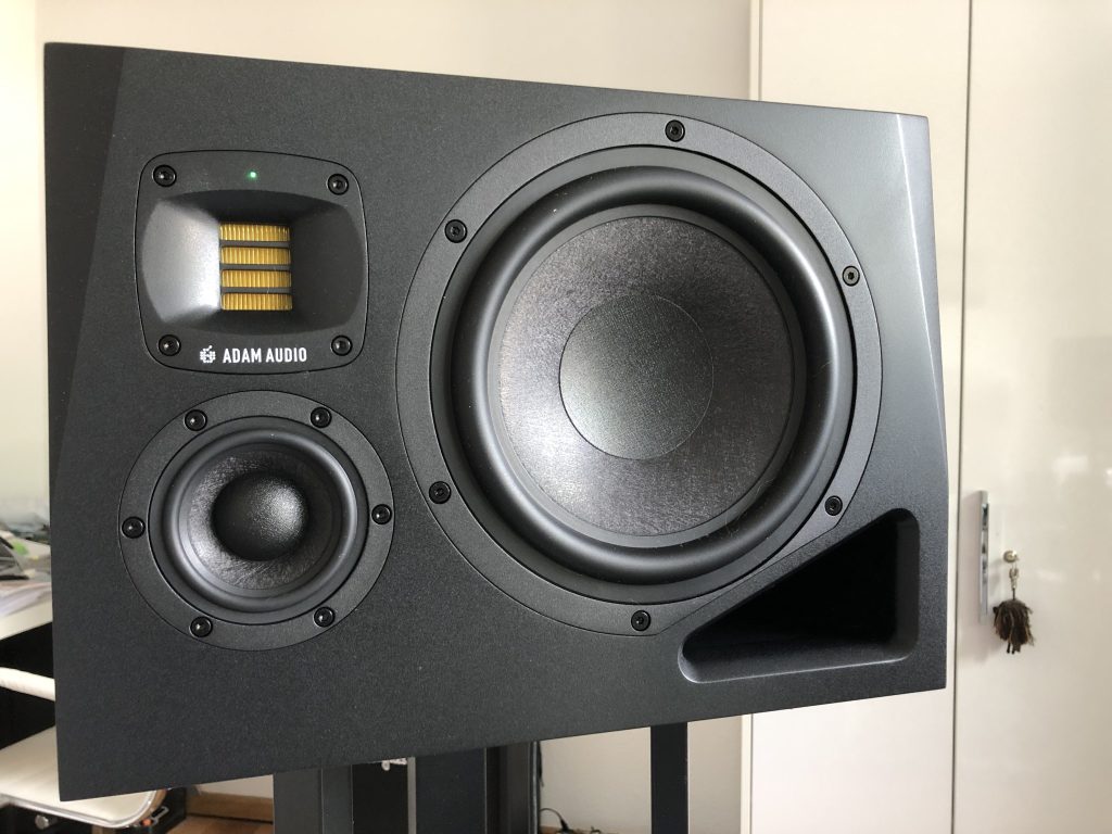 Công nghệ X-ART tweeter kết hợp HPS waveguide giúp tái tạo dải cao mượt mà, mở rộng vùng nghe, giữ âm thanh chi tiết mà không gây mỏi tai khi nghe lâu.
