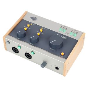 Volt 276 trang bị cổng tai nghe và monitor riêng biệt, giúp theo dõi âm thanh trực tiếp mà không trễ. Tính năng này tối ưu cho thu âm solo, phối khí nhiều track và live streaming, đảm bảo chất lượng âm thanh chính xác.