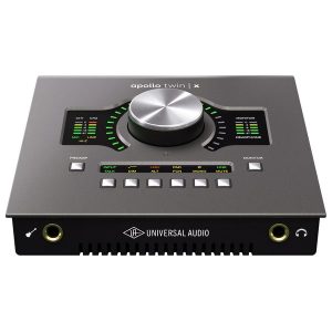 Apollo Twin X USB Heritage trang bị cổng tai nghe và monitor riêng biệt, cho phép theo dõi âm thanh trực tiếp mà không trễ. Tính năng này giúp thu âm solo, phối khí nhiều track và sản xuất nhạc live mượt mà, đảm bảo chất lượng âm thanh chính xác.