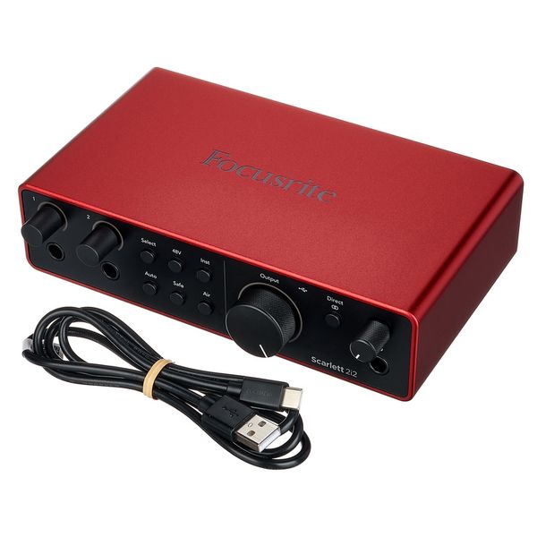 Focusrite Scarlett 2i2 Gen 4 sở hữu thiết kế nhỏ gọn, khung kim loại bền bỉ cùng màu đỏ đặc trưng sang trọng. Các núm điều khiển bố trí khoa học, dễ thao tác, phù hợp cho phòng thu và thu âm di động.