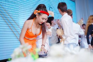 Thuê DJ giá rẻ giúp tiết kiệm chi phí, phù hợp với tiệc nhỏ, sự kiện đơn giản.Tuy nhiên, cần cân nhắc kỹ về kinh nghiệm, thiết bị và khả năng khuấy động sân khấu.