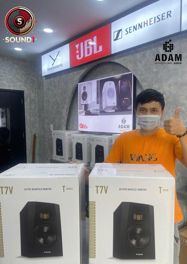 Loa kiểm âm được thiết kế để tái tạo âm thanh trung thực, không thêm màu sắc hay hiệu ứng, nên đôi khi nghe “khô” và thiếu cảm xúc.Trong khi đó, loa thường được tinh chỉnh để nhấn mạnh bass và treble, mang lại cảm giác “nghe hay” và dễ chịu hơn cho người dùng phổ thông.
