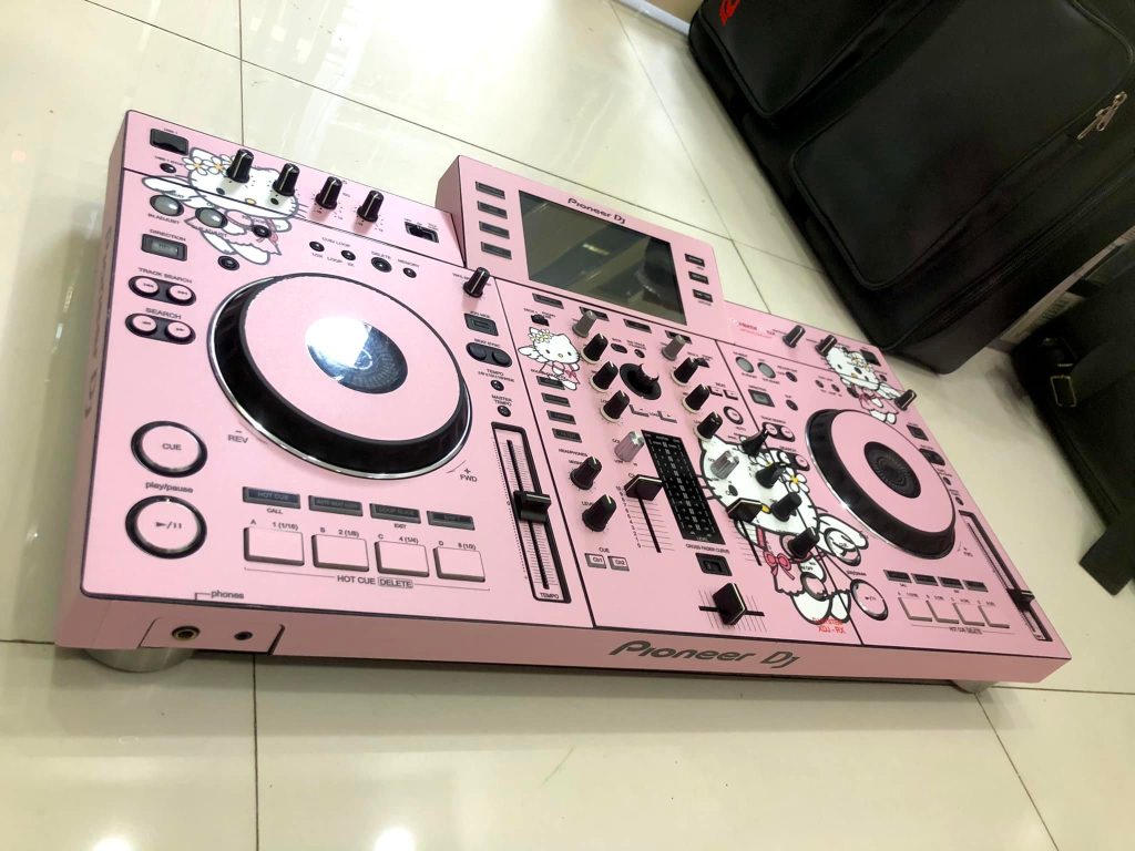 Bàn DJ có màn hình mang đến trải nghiệm mix nhạc trực quan với waveform, hiệu ứng và track hiển thị chi tiết trên màn hình cảm ứng.Công nghệ tiên tiến giúp DJ thao tác nhanh, căn beat chính xác và biểu diễn chuyên nghiệp hơn bao giờ hết.