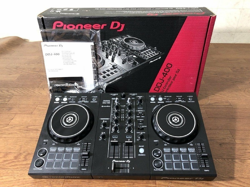 Pioneer DDJ-400 trang bị đầy đủ tính năng cơ bản: Beat Sync, Hot Cue, Loop, Sampler và FX Control, giúp người mới học dễ thao tác.Jog wheel nhạy, pad phản hồi nhanh, kết hợp chế độ hướng dẫn trong Rekordbox, mang lại trải nghiệm học DJ trực quan và hiệu quả.