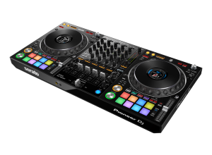 DDJ-1000SRT mang đến hiệu năng ổn định, phản hồi nhanh và độ trễ gần như bằng 0 khi mix cùng Serato DJ Pro. Bộ xử lý mạnh mẽ giúp kiểm soát hiệu ứng, loop và track mượt mà, đảm bảo trải nghiệm biểu diễn chuyên nghiệp ở mọi môi trường.