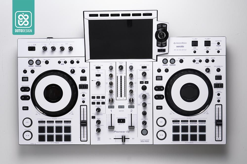 Bàn DJ RX3 màu trắng được săn đón vì mang phong cách hiện đại, sang trọng và khác biệt so với tông đen truyền thống. Phiên bản tùy biến này giúp DJ thể hiện cá tính, tạo điểm nhấn nổi bật trong mọi không gian biểu diễn.