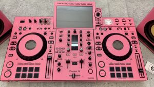 Bàn DJ màu hồng và màu trắng – Khi phong cách gặp công nghệ