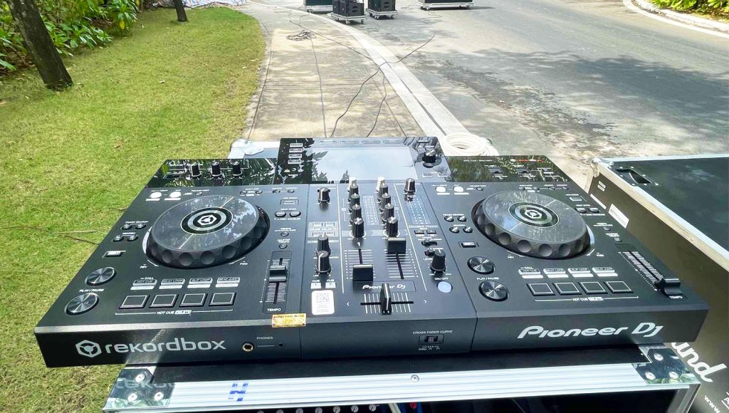 XDJ-RR lướt là phiên bản đã qua sử dụng nhưng còn rất mới, ít hao mòn, thường được người dùng bán lại sau thời gian ngắn sử dụng.Nó có giá mềm hơn so với máy mới, nhưng vẫn giữ được hiệu năng và trải nghiệm gần như nguyên bản.
Nếu bạn muốn tiết kiệm chi phí mà vẫn sở hữu bàn DJ đa năng, XDJ-RR lướt là lựa chọn đáng cân nhắc.