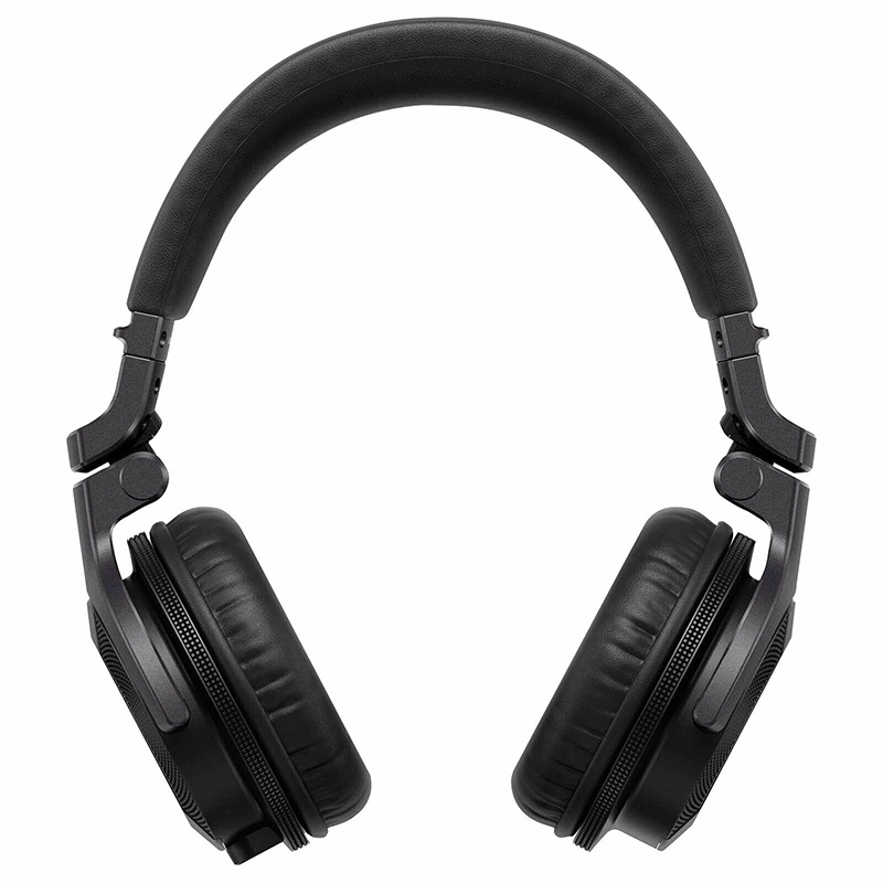 Tai nghe Pioneer trong môi trường club và sân khấu giúp DJ nghe rõ track cue ngay cả khi âm lượng loa rất lớn.Khả năng cách âm tốt và bass rõ ràng hỗ trợ beatmatch chính xác khi biểu diễn trực tiếp. Thiết kế chắc chắn, đeo ổn định giúp DJ yên tâm sử dụng trong suốt thời gian chơi nhạc.