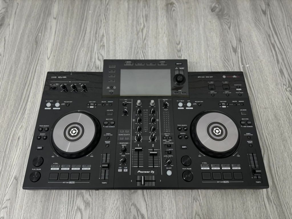 XDJ-RR mới mang lại sự đảm bảo về bảo hành và tình trạng máy hoàn hảo, phù hợp người thích yên tâm sử dụng lâu dài.XDJ-RR lướt có giá mềm hơn mà vẫn giữ được trải nghiệm gần như mới, là lựa chọn tiết kiệm cho DJ bán chuyên và người mới.
XDJ-RR cũ thường rẻ nhất, phù hợp luyện tập hoặc sử dụng không quá khắt khe, nhưng cần kiểm tra kỹ trước khi mua.