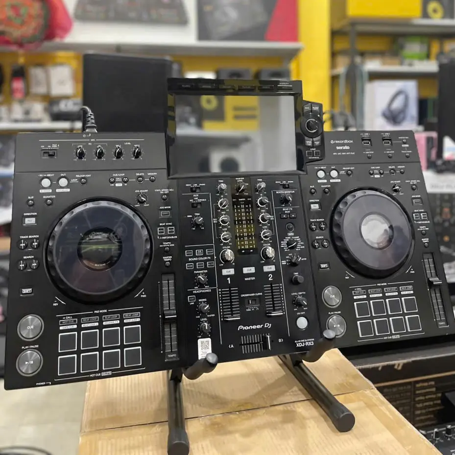 Giá trị sử dụng thực tế của XDJ-RX3 cũXDJ-RX3 cũ vẫn mang lại trải nghiệm chơi nhạc chuyên nghiệp với hiệu năng ổn định, giao diện hiện đại và màn hình cảm ứng lớn tương tự bản mới. Nếu chọn được máy còn đẹp, ít hao mòn, đây là giải pháp tiết kiệm chi phí nhưng vẫn đáp ứng tốt nhu cầu DJ biểu diễn, luyện tập và làm sự kiện.