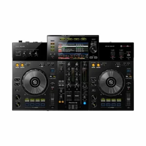 Thiết kế nhỏ gọn, dễ mang đi nhưng vẫn giữ layout chuẩn club giúp DJ làm quen nhanh. Hoạt động standalone không cần laptop, chỉ cần USB từ Rekordbox là có thể chơi ngay. Giá hợp lý so với hiệu năng, phù hợp cả DJ mới lẫn bán chuyên nên luôn được ưa chuộng.