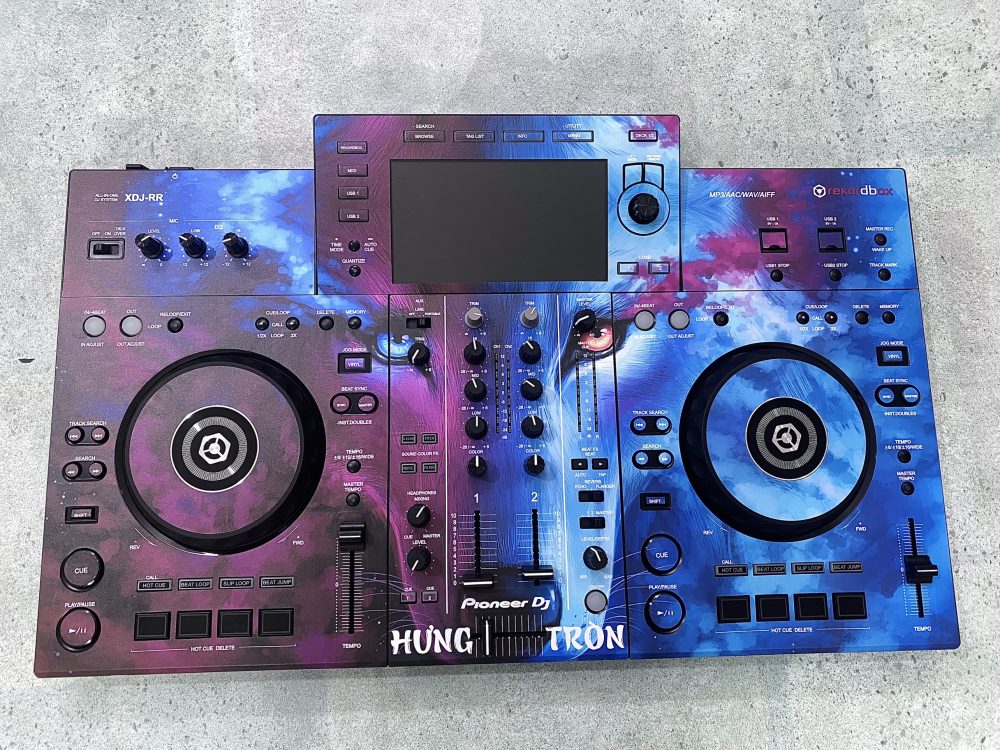 Thiết kế nhỏ gọn, dễ mang đi nhưng vẫn giữ layout chuẩn club giúp DJ làm quen nhanh.Hoạt động standalone không cần laptop, chỉ cần USB từ Rekordbox là có thể chơi ngay.
Giá hợp lý so với hiệu năng, phù hợp cả DJ mới lẫn bán chuyên nên luôn được ưa chuộng.