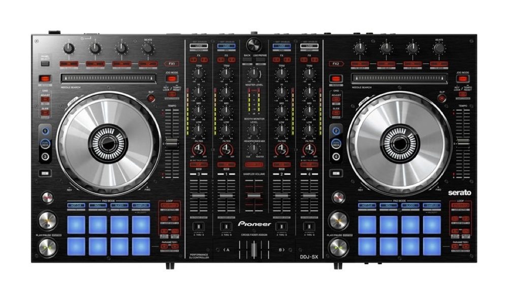 Hệ thống FX chuyên sâu trên DDJ SX1 cho phép kết hợp nhiều hiệu ứng như echo, reverb, flanger và filter để tạo màu sắc âm thanh độc đáo.Người dùng có thể điều chỉnh FX theo beat và tempo, giúp chuyển bài mượt mà và đồng bộ với nhạc.
Khả năng layer hiệu ứng linh hoạt giúp DJ sáng tạo, tạo điểm nhấn và nâng cao trải nghiệm biểu diễn chuyên nghiệp.