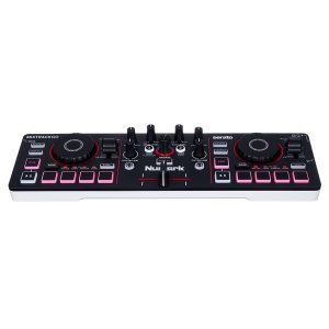 Performance Pads đa chức năng Numark Mixtrack Go sở hữu các Performance Pads phản hồi nhanh, hỗ trợ Hot Cue, Loop, FX, Sampler và Stems. DJ có thể tạo cue point, loop, hiệu ứng và remix các thành phần vocal, drums, bass ngay trong quá trình mix. Thiết kế trực quan giúp người mới dễ thao tác, đồng thời mang lại nhiều không gian sáng tạo khi biểu diễn.