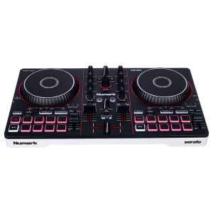 Điều khiển 2 Deck trực quan Numark Party Mix III sở hữu bố cục 2 Deck quen thuộc, giúp người mới dễ dàng làm quen với thao tác DJ. Các nút Play, Cue, Sync, Pitch và Crossfader được bố trí rõ ràng, hỗ trợ mix nhạc nhanh chóng và chính xác.